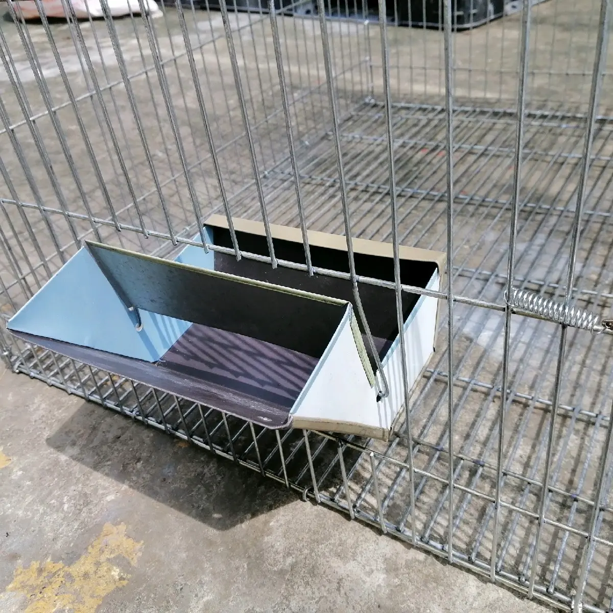Máng ăn cho thỏ 2 tầng bằng tôn 15cm