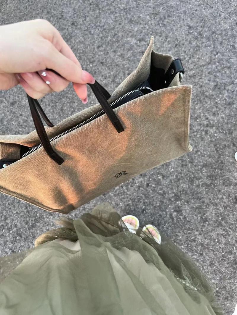 Product Introduction of Large Capacity Canvas PU Bag Ladies Shoulder Crossbody Multi Purpose Commuter Handbag Tote Bag For Women 8