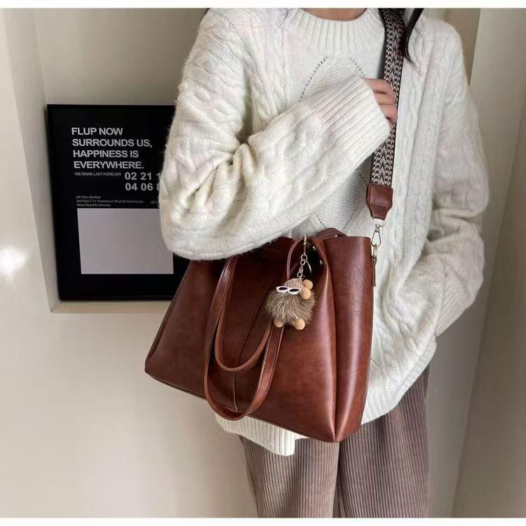 Product Introduction of Túi Tote Sức Chứa Lớn, Thời Trang Thu Đông Nữ, Phong Cách Cổ Điển Túi Đeo Vai, Dây Rộng, Túi Đeo Chéo, Thích Hợp Cho Sinh Viên Đại Học Và Người Đi Làm, Lý Tưởng Cho Các Dịp Đi Lại, Năm 2025 9
