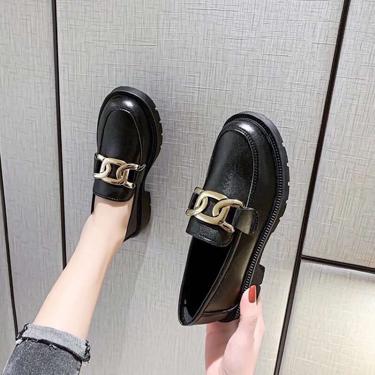 Giầy da bóng trẻ trung shop có màu đen ( Chân gầy mỏng lùi 1 size )