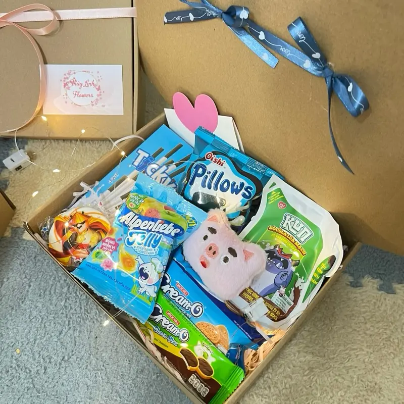 Box bánh kẹo kèm mặt gấu tặng nam và nữ vào các dịp sinh nhật lễ tết , ngày kỷ niệm  shop có tặng kèm đèn và thiệp , hộp size 25x25 5