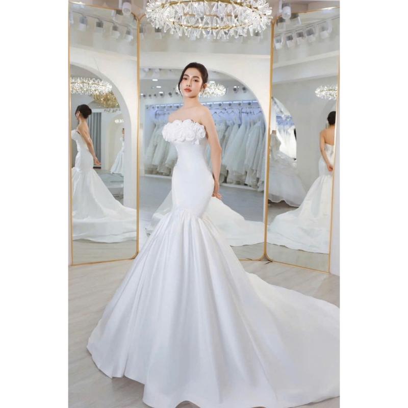  Đầm trắng cô dâu đi bàn cúp đính hoa tùng xòe đuôi tôm Jelly 