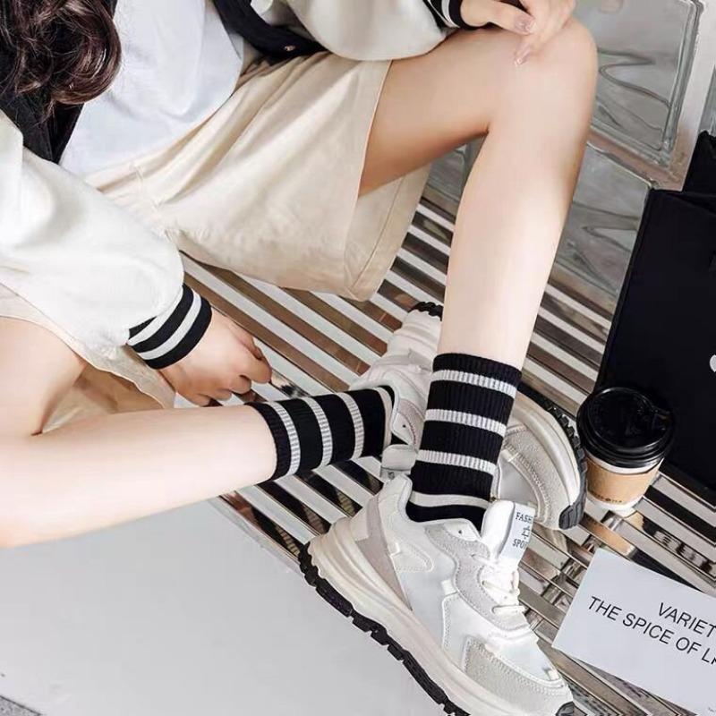 Product Introduction of Simple Black And White Striped Sports Socks 7