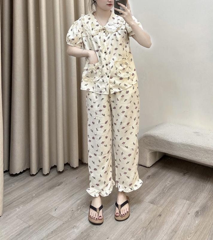 Bộ đồ ngủ mặc nhà Của Nữ Hh áo cộc tay bồng cổ tròn bèo bản to Phối viền ren phía ngoài đính 2 nơ có dây buộc trước ngực 2 túi áo 2 bên tạo điểm nhấn dáng quần xuông rộng hoạ tiết hoa nhí in chìm chất liệu đũi hàn mềm êm mướt thấm hút mồ hôi