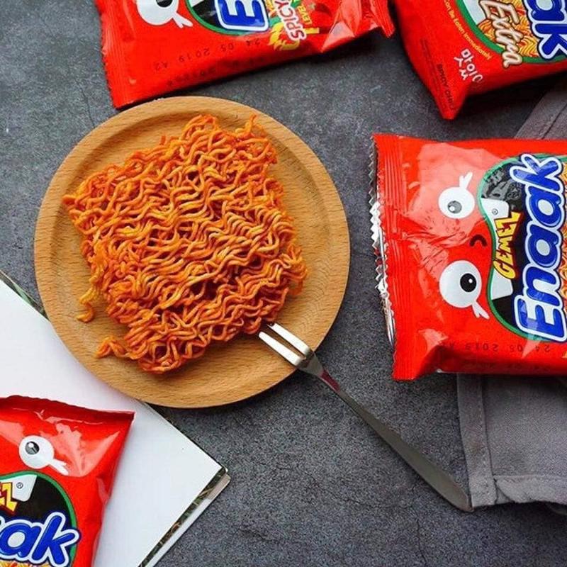 Product Introduction of Snack mì trẻ em Gemez Enaak Extra Indonesia vị Ớt cấp độ 1 lốc 20 gói x 28g  Thức Ăn Food Cay 3