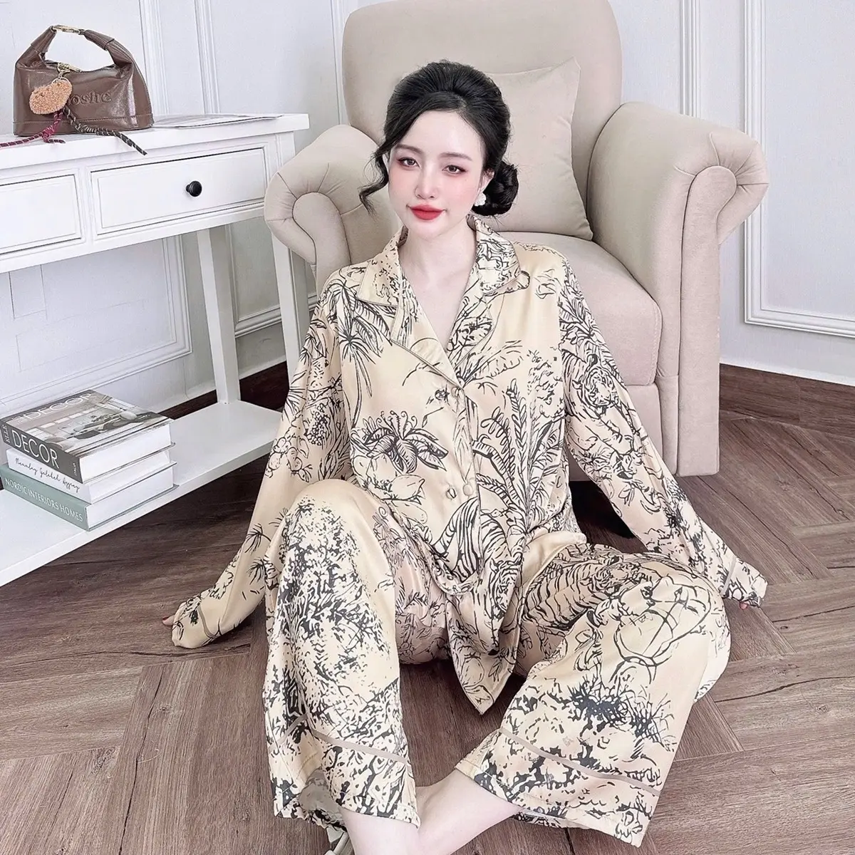 Đồ bộ pijama lụa latin cổ vest , nút bọc vải in hoạ tiết rừng màu vàng kem  nhạt sang trọng có bigsize đến 90kg