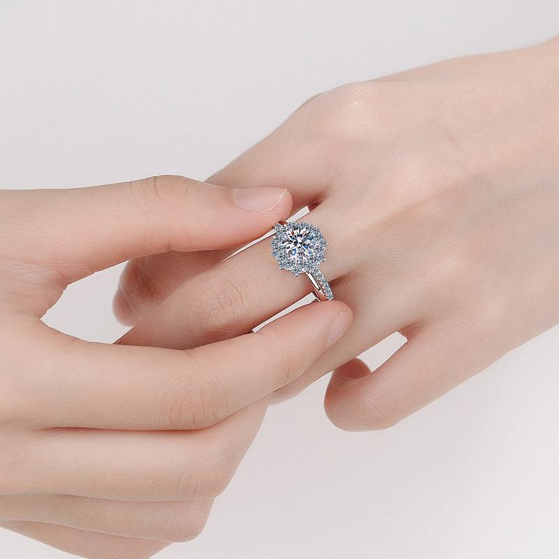 Product Introduction of S925 sterling silver moissanite 1 carat ring female luxury sunflower wedding ring moissanite ring female 8