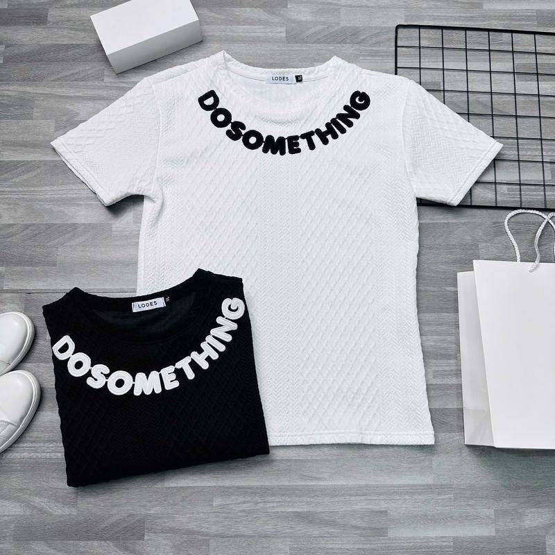 [A128] Áo thun nam tay ngắn cổ tròn chất vải thun xốp dập hoa văn nổi co giãn phối chữ thêu kiểu dáng sang trọng thời trang màu trắng màu đen Menswear Top