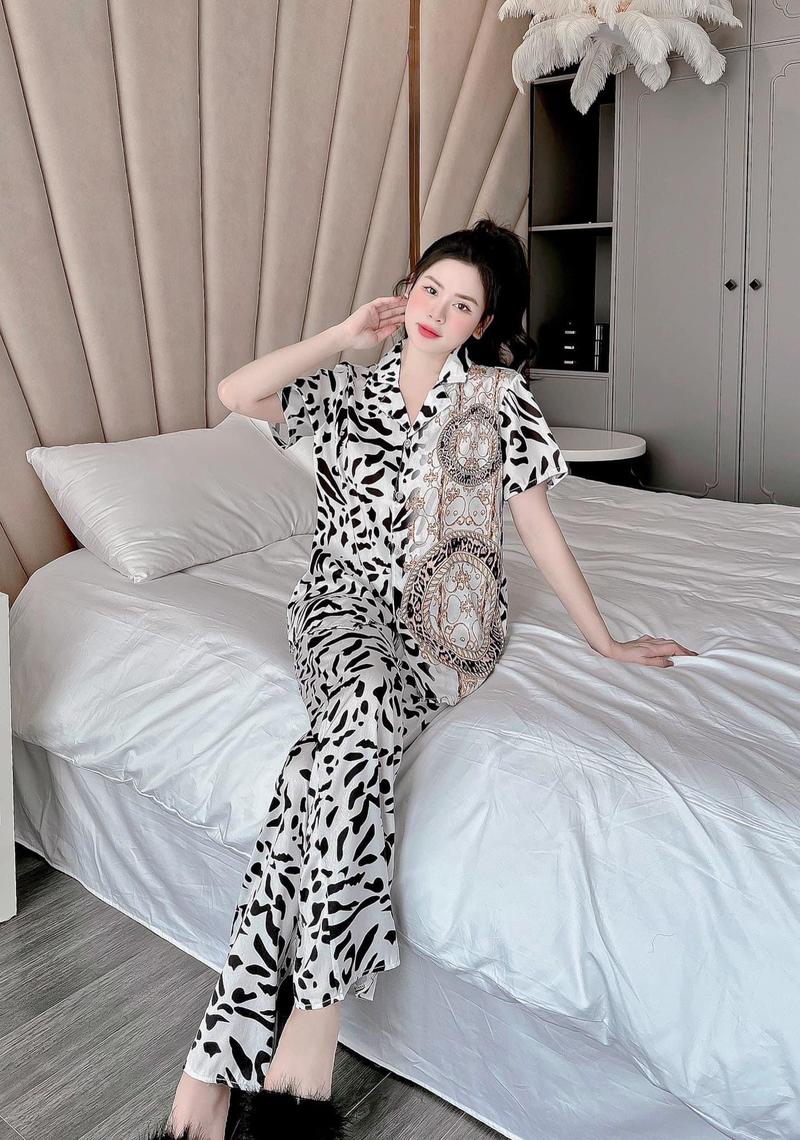 Product Introduction of Bộ Pyjama Lụa Xước Freesize Loang Chữ Thiết Kế Set Mặc Nhà Nữ Áo Women Kem 4