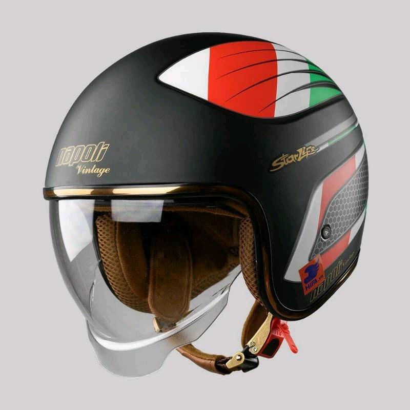 Nón Bảo Hiểm 189 Kính Âm Napoli an toàn chắc chắn, với cấu trúc gồm vỏ sử dụng nhựa ABS nguyên sinh cho độ bền cao, lớp mút xốp và ốp tai được làm từ vật liệu EPS và nhung giả da