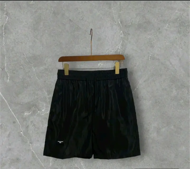 Quần đùi gió thiết kế đen trơn gắn tag da, Quần gió 2 lớp thoáng mát hot 2025 Menswear Nam Có Túi 1