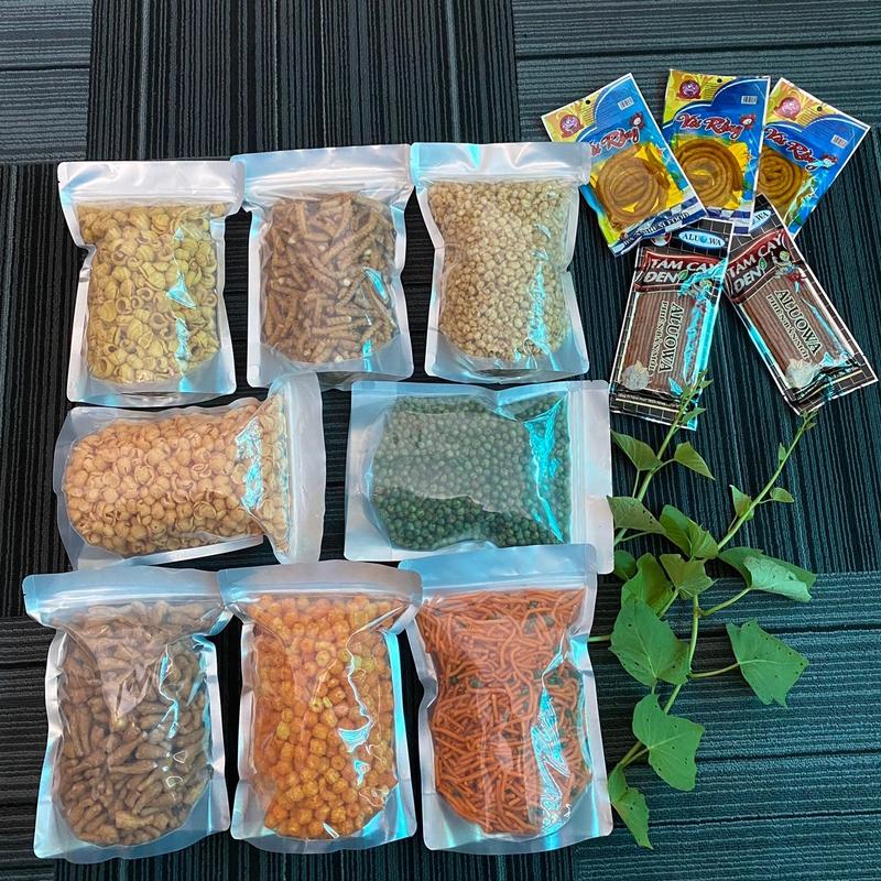 Combo 8 món 8 vị đặc trưng siêu quấn (mỗi gói 500gr) gồm: đậu hà lan, nui sấy giòn tan, ngô cay,tăm đậu hà lan, đùi gà phô mai bơ tỏi, quẩy sâu tẩm đường vị gừng,ốc vặn, xương cho siêu cuốn. Snack Ăn Vặt