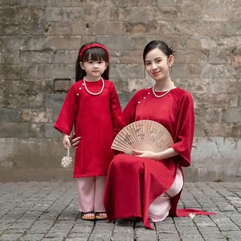 ￼Set 3 món áo dài cách tân cho mẹ và bé gái gồm quần+ áo + bờm, áo dài tết cho bé gái đính khuy trơn đỏ mận Loang Top đồ