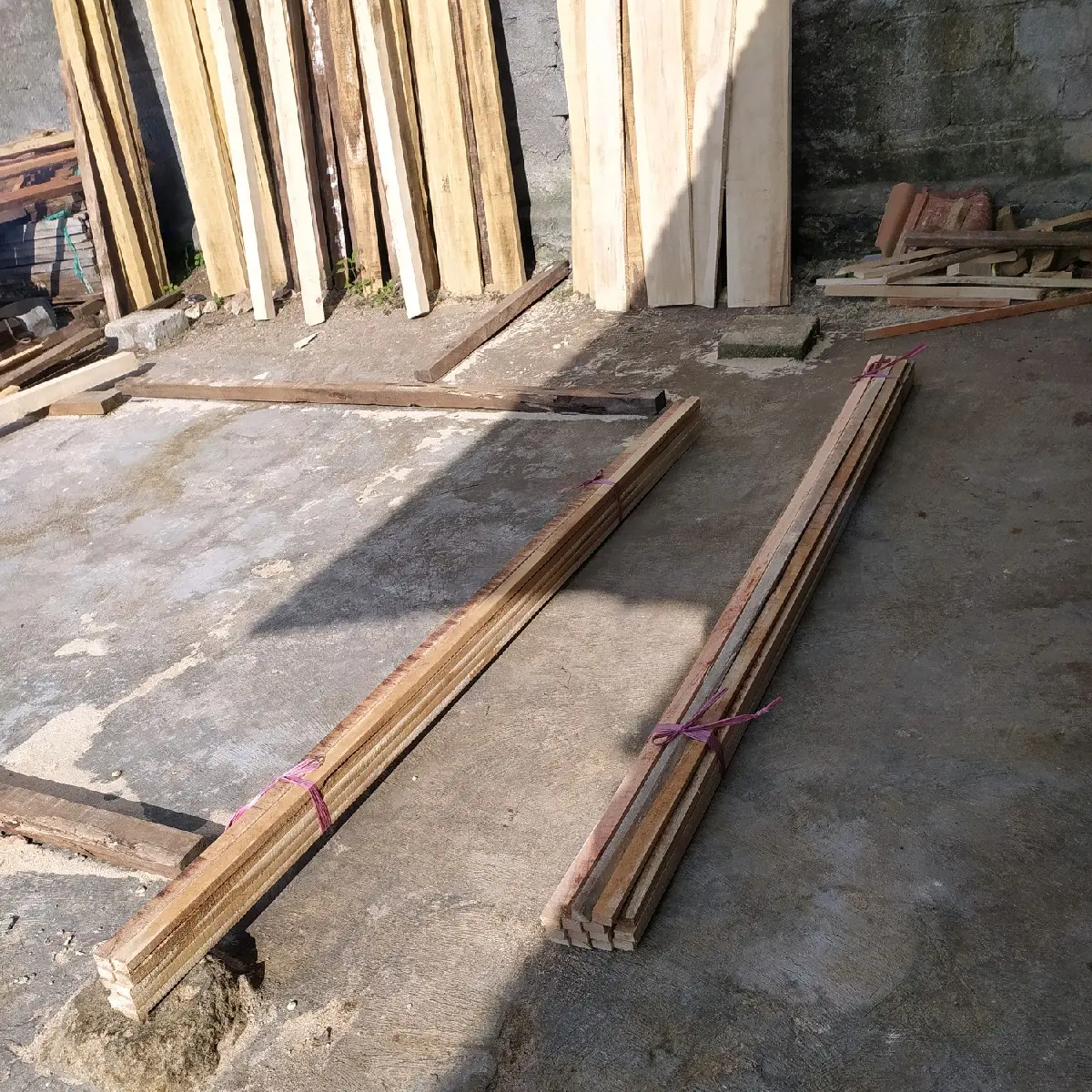 usuk kayu ukuran 3.cmX2.meter ( LxP) bahan Kerajinan / perlengkapan renopasi Rumah/batang