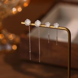 Dây Đeo Tai Hoa Hồng Trắng, Thiết Kế Tua Rua, Nhỏ Gọn Và Tinh Tế, Phong Cách Nhẹ Nhàng Và Sang Trọng, Thích Hợp Cho Bé Gái, Thích Hợp Để Nuông Thương Và Chăm Sóc Tai Của Bé