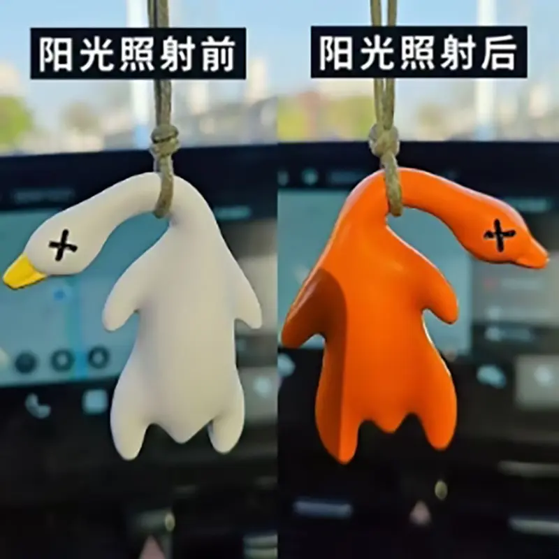 Color-changing roast duck pendant will change color when exposed to light ultraviolet rays, spoof roast duck keychain, creative toys, color-changing roast duck, model toys, car pendant, bag pendant