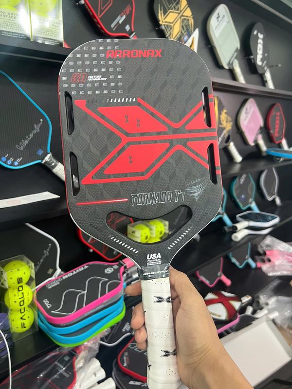 Vợt pickleball Tonado T1 mặt 3D 18k sợi carbon dàn trải ( kèm 01 bóng 01 quấn cán ) bảo hành 3 tháng hàng chính hãng , phù hợp với người chơi tấn công kiểm soát bóng soáy