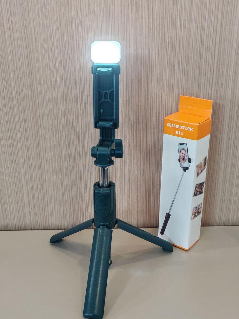 Product Introduction of Portable R1s Selfie Stick with Bluetooth Remote Control and Fill Light for Live Streaming tripod 1