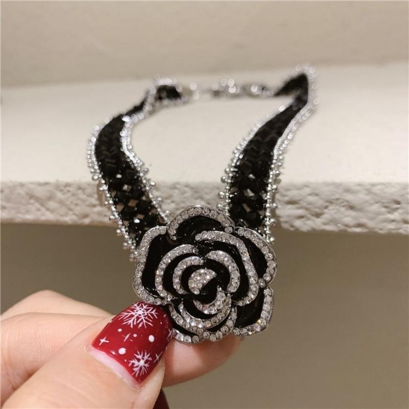 Product Introduction of Vòng Cổ Choker Hoa Trà, Màu Đen, Dành Cho Nữ, Cao Cấp, Giá Cả Phải Chăng, Sang Trọng, Vòng Cổ số lượng ít, Dây Chuyền Xương Đòn Thời Trang Mới, Thời Trang Cổ Áo 5