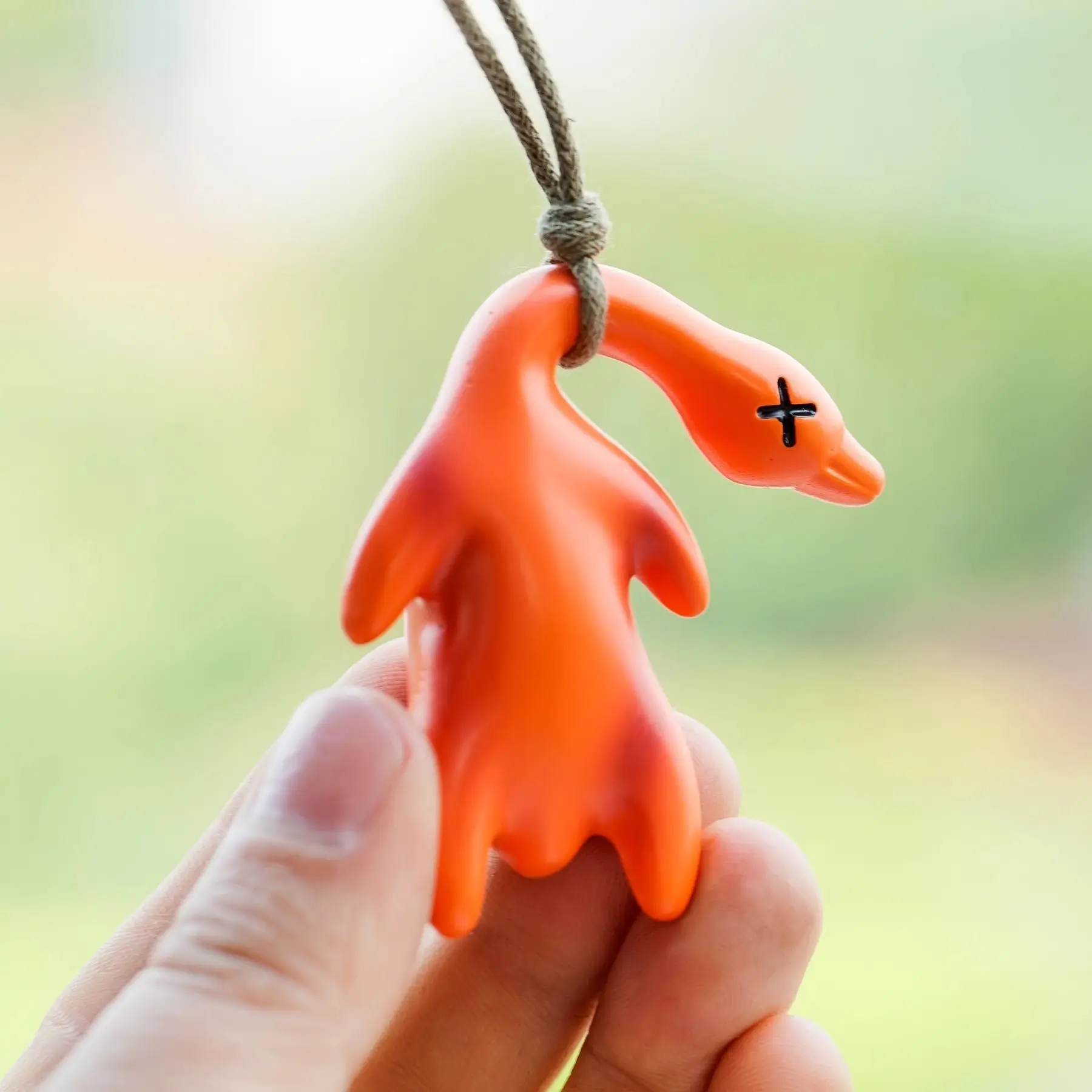 Color-Changing Roast Duck Pendant, Changes Color with UV Exposure, Temperature-Sensitive Keychain, Car Hanging Ornament, Creative Rearview Mirror Hanging Decoration, Pendant, Internet-Famous Decorative Item, Color-Changing, Cute Roast Duck Pendant.