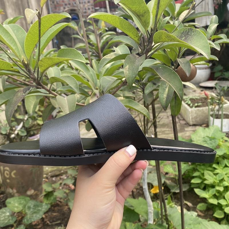 Product Introduction of Dép Nam quai ngang bản da sần chữ [H] full đen .sang xịn mịn DéP Sandal Đế Bằng Cao Su Nhung Đồng 2