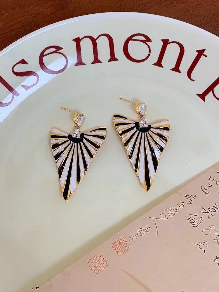 Product Introduction of 2025 New Luxurious Goddess! European and American Style Fashionable Personality Light Luxury Color-Block Earrings Retro Niche Design High-End Earrings for Women 8