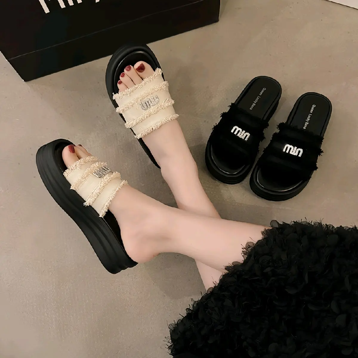 Dép độn đế nữ quai ngang vải tua rua gắn chữ min Slipper DéP depnuhottrend 2023 gótxinh quảng Shoes