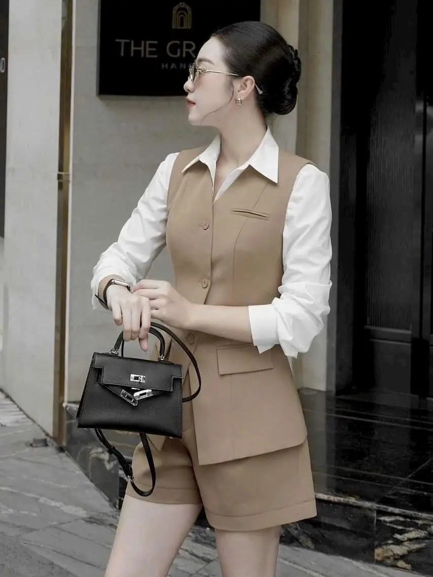 Thời Trang Nữ Sét Đùi Áo Gile Kèm Sơ Mi Trắng vải KAKI LẠNH MỀM - Kem - Top Women Voi