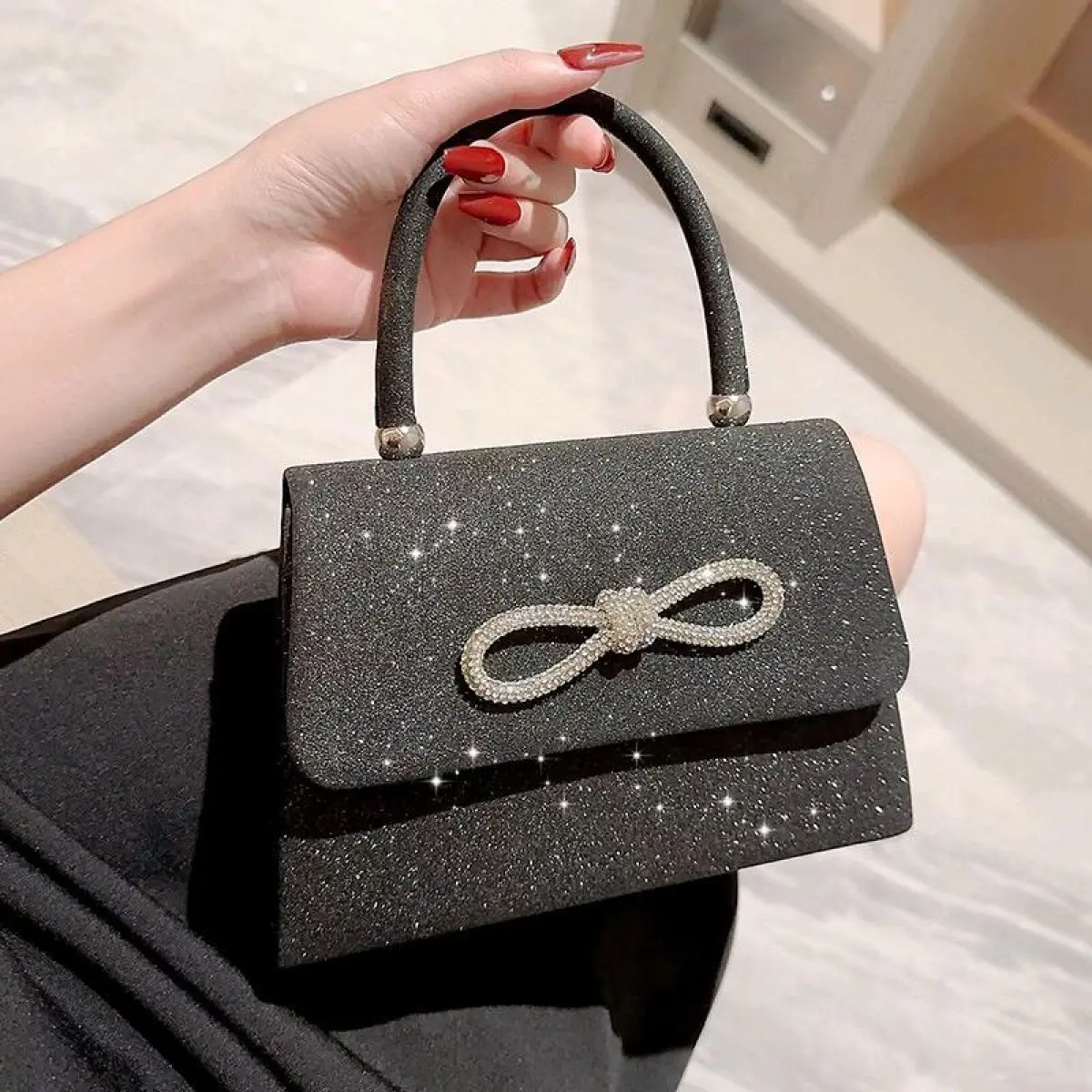Túi Xách Nữ Đeo Chéo Clutch Đi Tiệc Cầm Tay Nơ Đính Đá Nhũ Kim Tuyến Hạt To Blingbling Lấp Lánh Lung Linh Màu Đen Kèm Dây Xích Size 20 Sang Trọng Quý Phái Quyến Rũ HÀNG CHUẨN QC Bag Nhung Da Kem Đinh