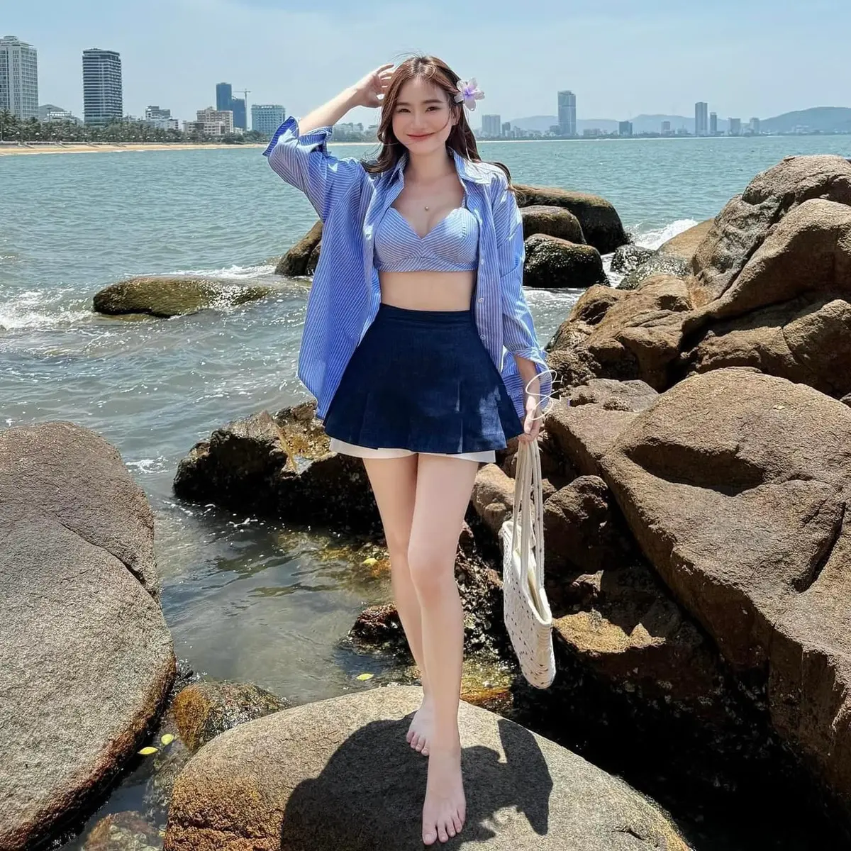 Hion Store - ( Có BIGSIZE) Set áo sơ mi sọc + áo bra sọc xanh dương + chân váy jean