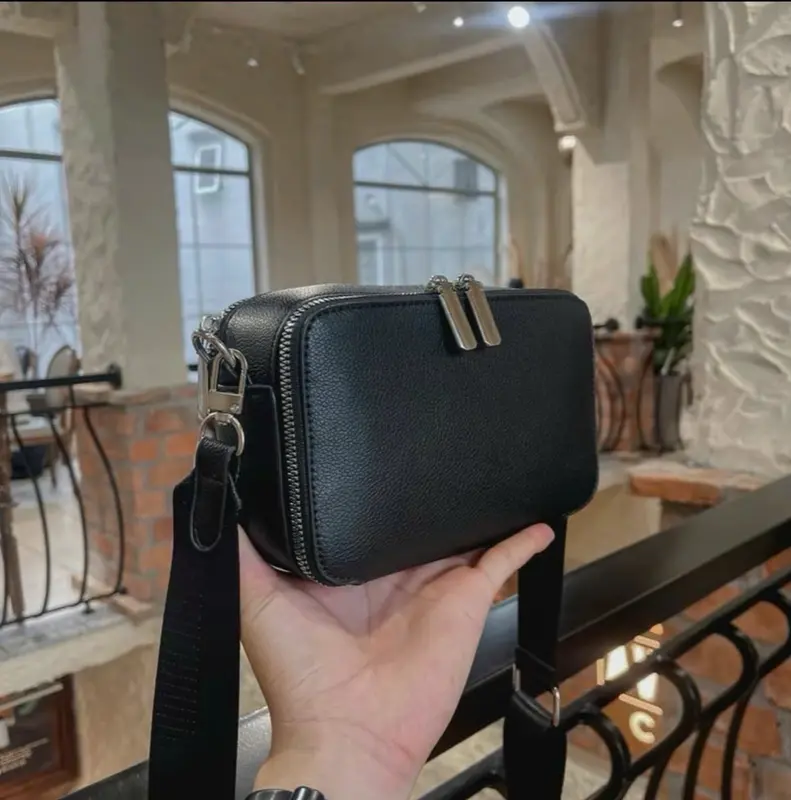 Túi đeo chéo dập vân da bóng hàng có box và không box - tuideocheobag Nam 3