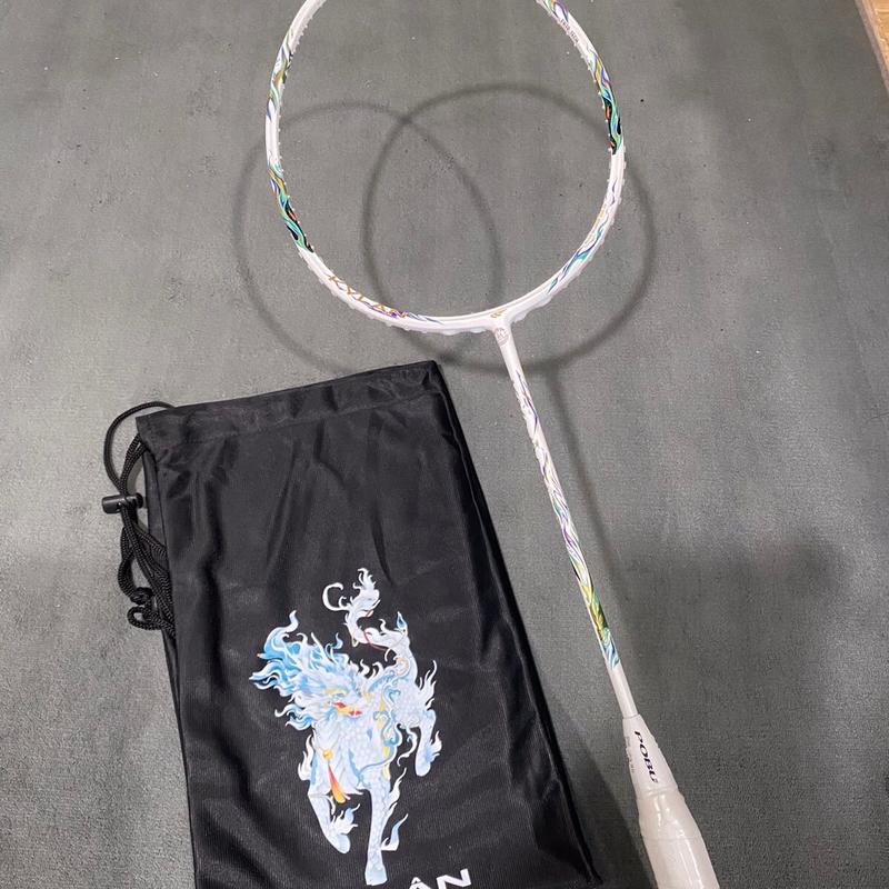 Vợt cầu lông pobu kỳ lân max30lbs (tặng 01 cước căng sẵn 11kg 01 quấn cán 01 bao đựng vợt )