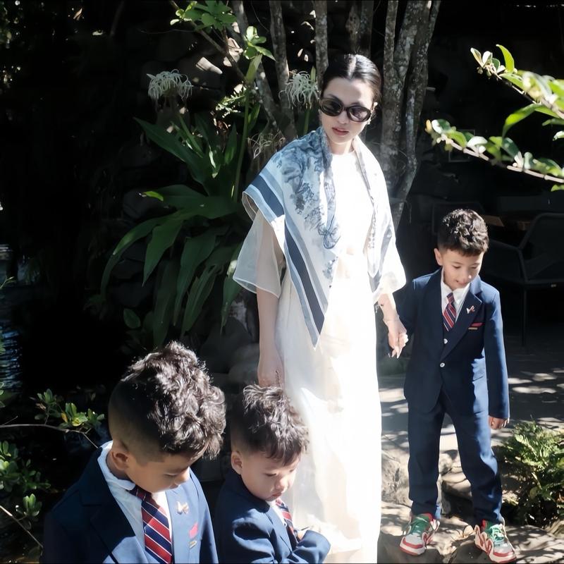 Khăn lụa vuông size 110x110 đi biển trùm đầu , buộc tóc , quàng cổ mới Khăn Choàng Voan khăn buộc áo