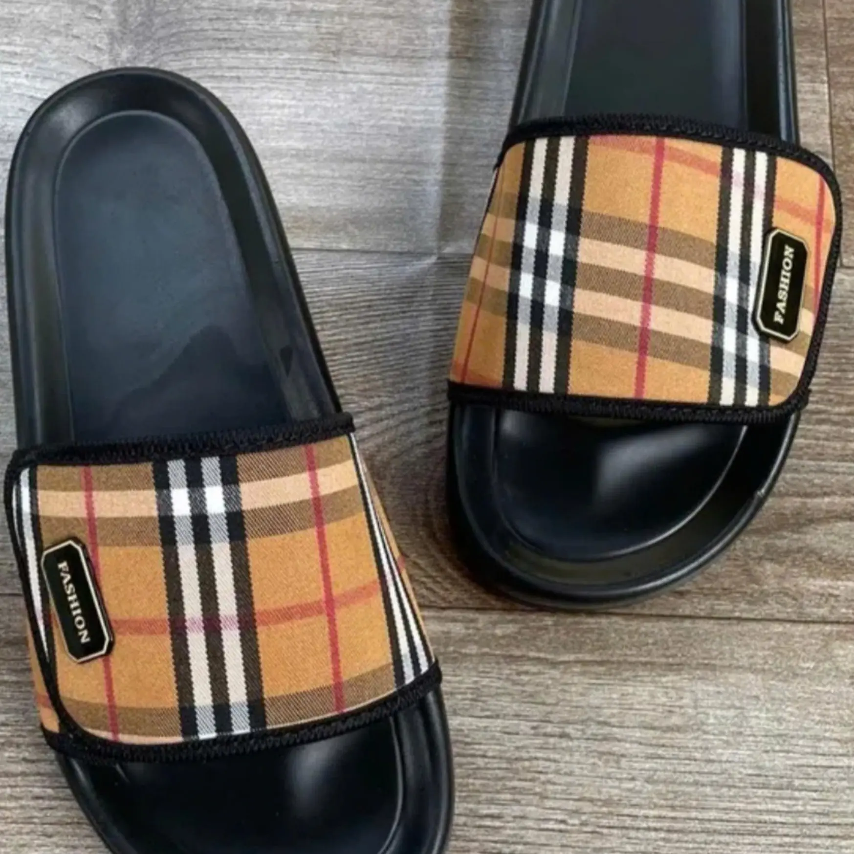 Dép quai dán vải kẻ carro nâu. Chất liệu bền đẹp. Mẫu mới đủ size 2025.. Slipper DéP