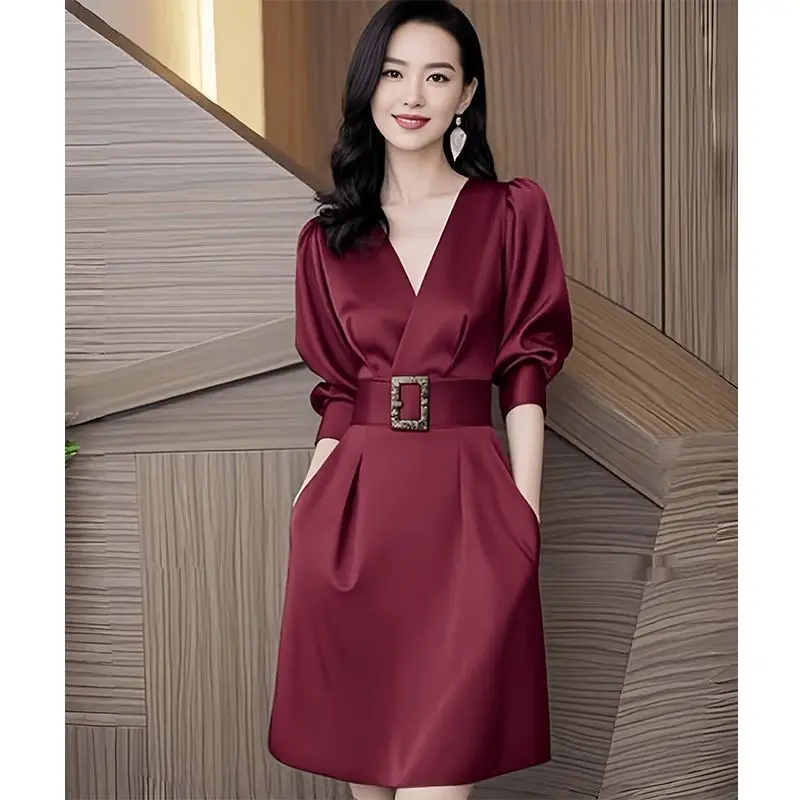 【HOT SALE】Váy Đỏ, Cao Cấp Và Thanh Lịch, Lối Vào Kiểu Pháp Lux, Bó Sát Eo, Cổ Chữ V, Váy Acetate, Dành Cho Nữ, Thích Hợp Cho Mùa Xuân Và Mùa Thu Đầu Năm 2024, Hàng Mới Về Women Dress Khuy