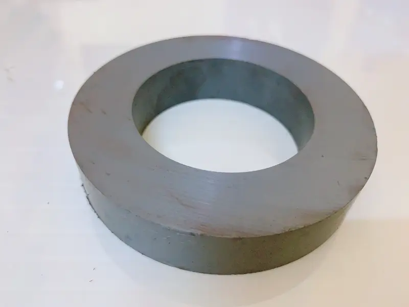 Nam châm đen có lỗ nhiều kích thước 6
