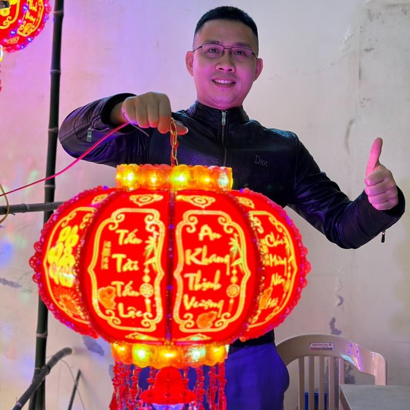 Đèn Lồng Điện XOAY TRÒN 360 CÓ CHỮ VIỆT Chúc Mừng Năm Mới Treo Trang Trí Tết 2024 Đẹp Lung Linh Tranh Đèn LED Nháy Quanh Khung Viền Đèn Xoay 360 Độ Độc Đáo Size 50-150 Đường Kính 38-72