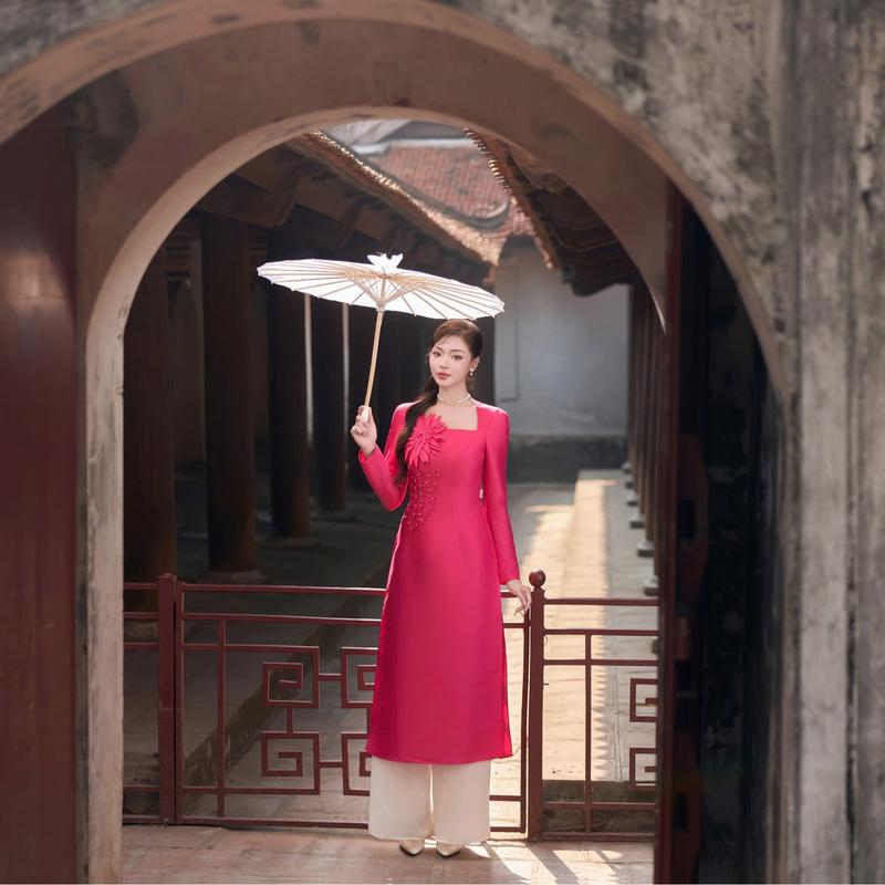 Áo Dài Nữ CCHAT Dáng Suông Cổ Nữ Hoàng Đính Hoa (Kèm Quần Lụa) 24NDB9001OT