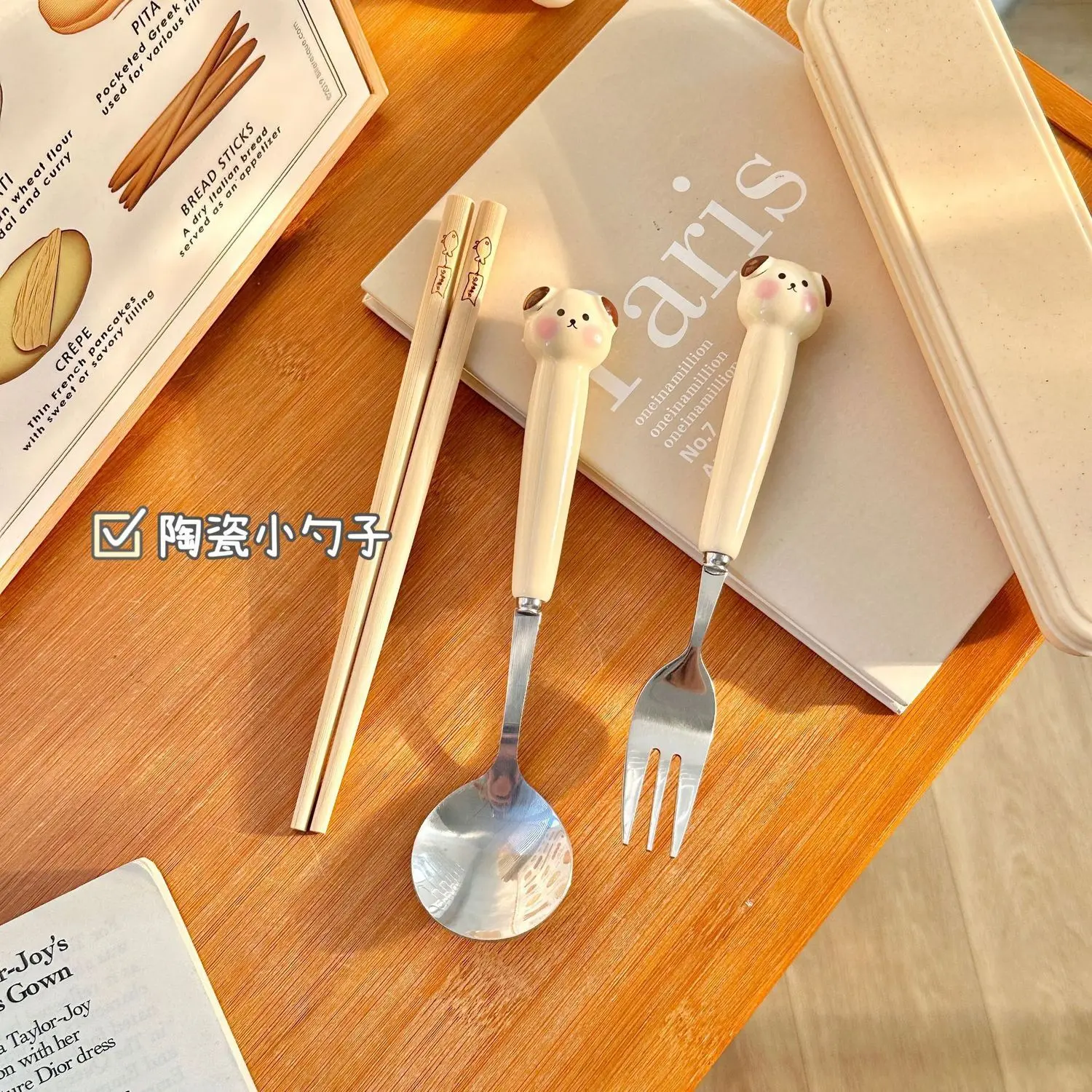 Bộ đồ ăn Cặp Đôi Gốm Thiết kế Tinh Tế gồm Muỗng canh bằng thép không gỉ, Nĩa và Đũa, Bộ đồ ăn Cầm Tay Thời trang, Thích hợp cho năm 2024, Thiết kế hoạt hình, Ưa nhìn và thời trang