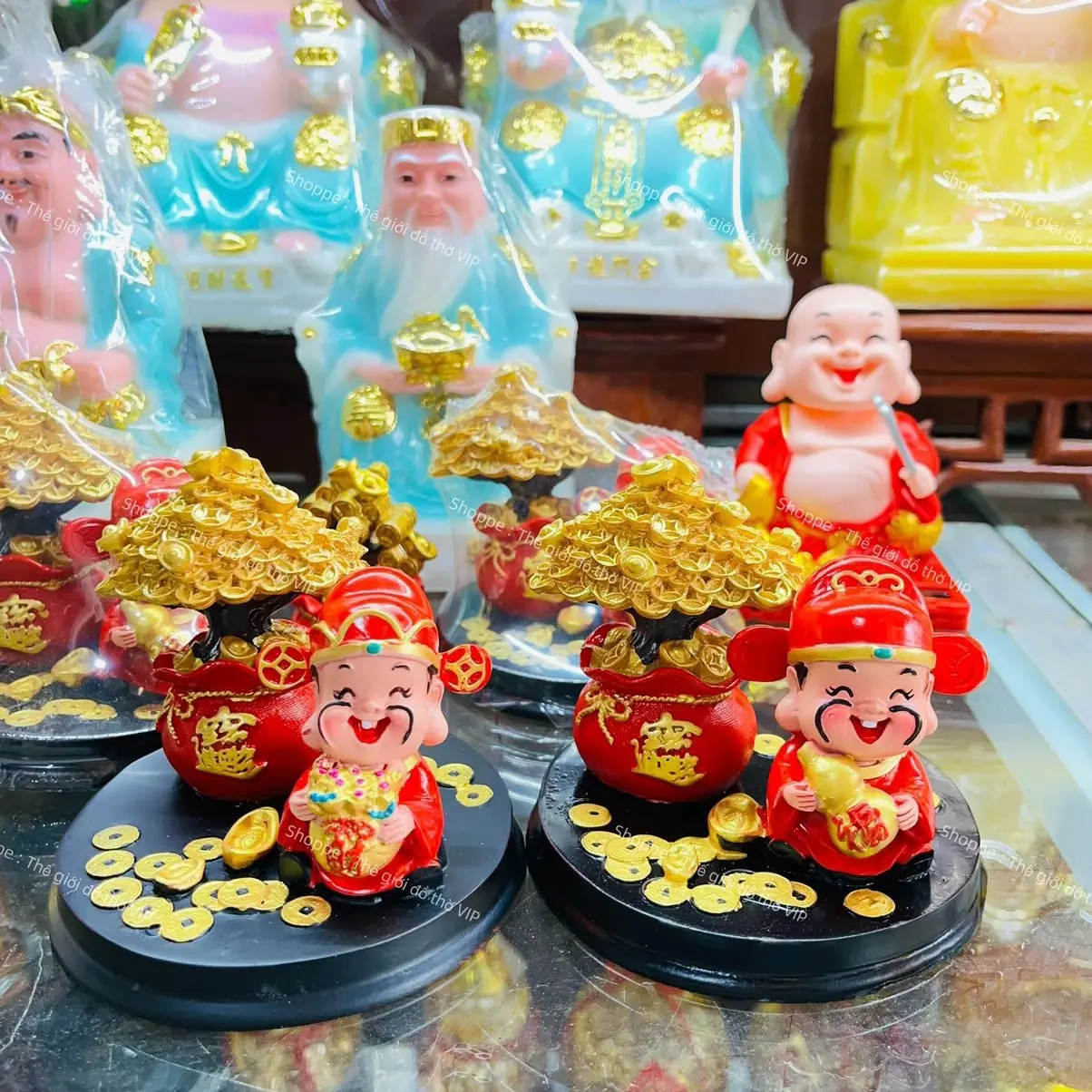 Tượng thần tài bên cây vàng lộc phát . Cây vàng may mắn tài lộc