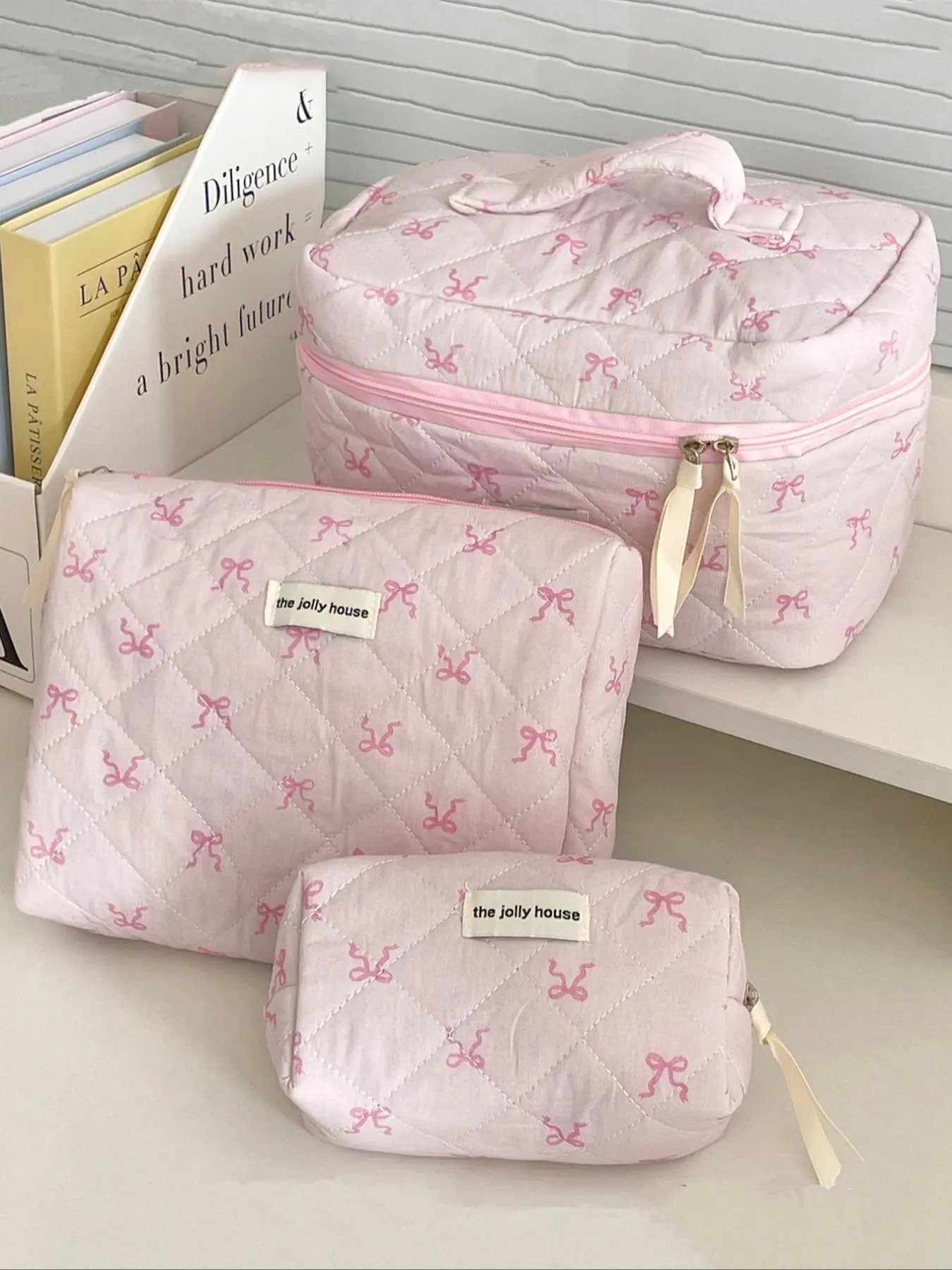 Quilted Cartoon Bowknot Pattern Makeup Bag, 2025 New Style Travel Cosmetic Storage Bag for Women and Girls, Travel Storage Bag for Working, Dating, Shopping