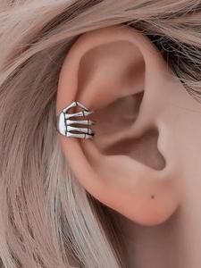 Clip de oreja de diseño minimalista con calavera de mano, clip de oreja moderno, aretes a la moda para mujeres y niñas