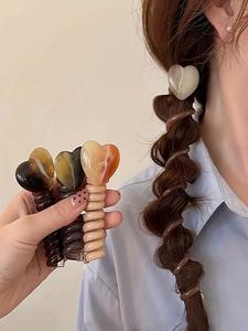 Conjunto de coleteros de alambre con decoración de corazones combinada y elegante, estilo nuevo 2024; accesorios para el cabello elegantes para mujeres y niñas; accesorio minimalista para el cabello adecuado para cabello grueso; zapatos de diseñador.