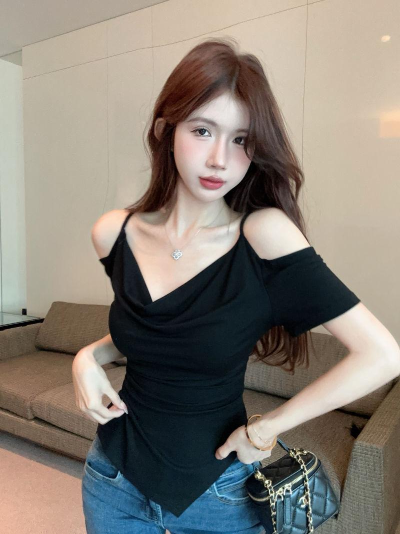 Product Introduction of Korean Style Hot Girl off-Shoulder Spaghetti Straps Swing Collar Short Sleeve Top Design Simple off-the-Shoulder Irregular Black T-shirt 4