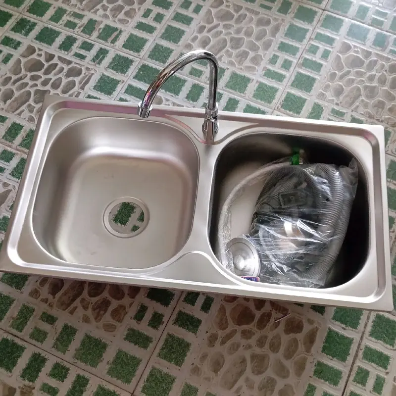 combo chậu inox 78*43+vòi chén lạnh+dây cấp nhựa và bộ xả chậu, tặng kèm cuộn cao su non 4