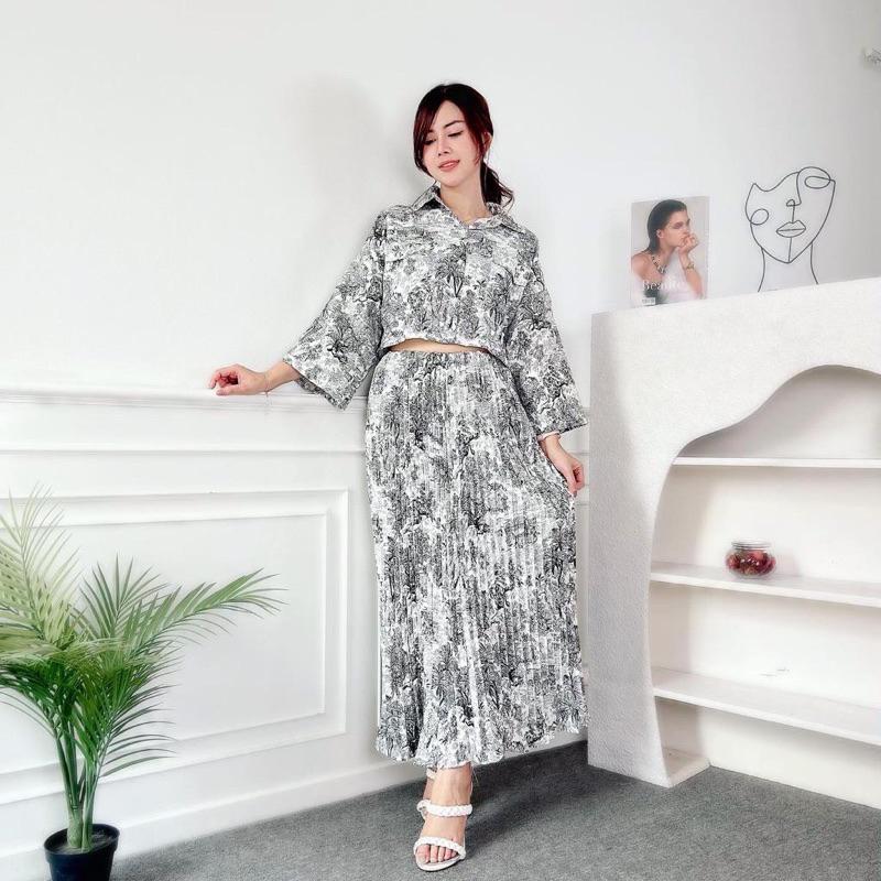 Product Introduction of One Set Wanita Nature Korean Vintage Kemeja Crop & Rok Midi Plisket Katun Setelan 1