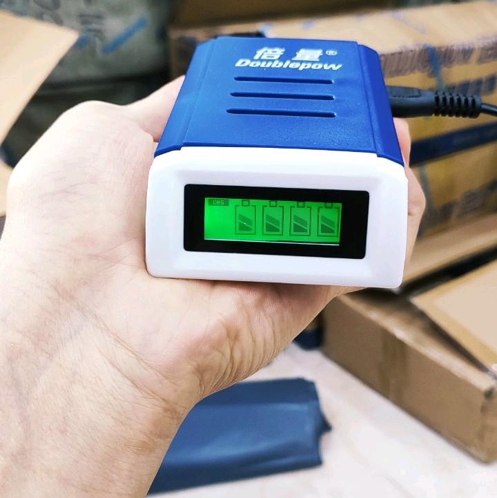 Bộ sạc pin tiểu K209 +4 pin dung lượng cao 3200mAh.Sạc có màn LCD hiển thị,tự ngắt
