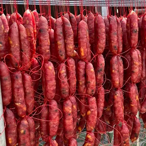 1 KG lạp xưởng nạc HEO truyền thống ( Nhà TONY MÓM) tuơi sấy dẻo . Trong bịch có xíu nước là nước ướp gia vị 5