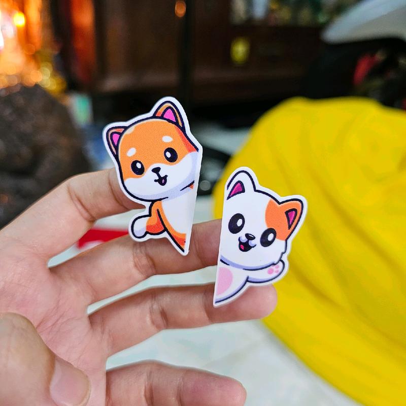 2 tem logo sticker mèo chibi dễ thương decal nhãn dán trang trí xe máy biển số điện thoại xe điện