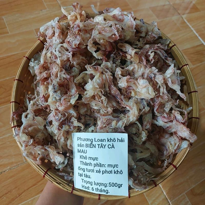 Khô đầu mực ống nhỏ xíu vị đậm đà dùng chiên,rim,nấu mì,nấu súp... hàng Sông Đốc Cà Mau, rửa sạch trước khi chế biến.